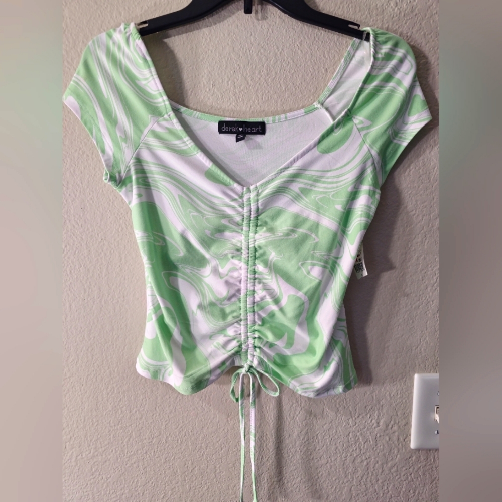 Medium Derek Heart Short Sleeve Green & White Crop Top